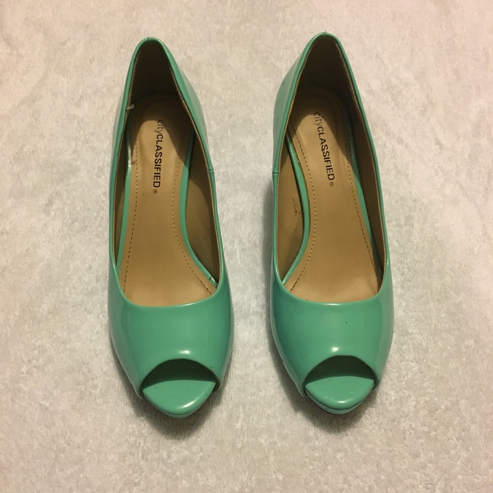 Color green Heels City classifieds